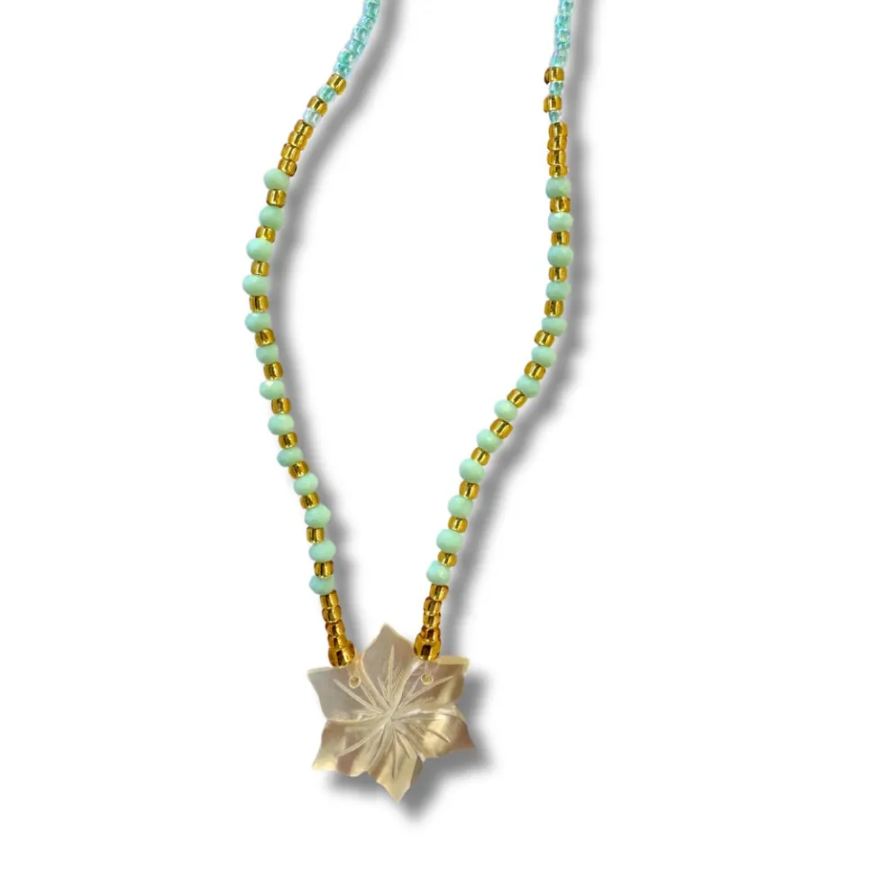 collana_fiore_madreperla__0.webp Collana Fiore madreperla e perline di vetro