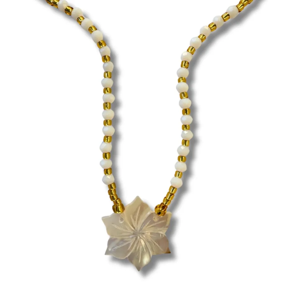 collana_fiore_madreperla__1.webp Collana Fiore madreperla e perline di vetro