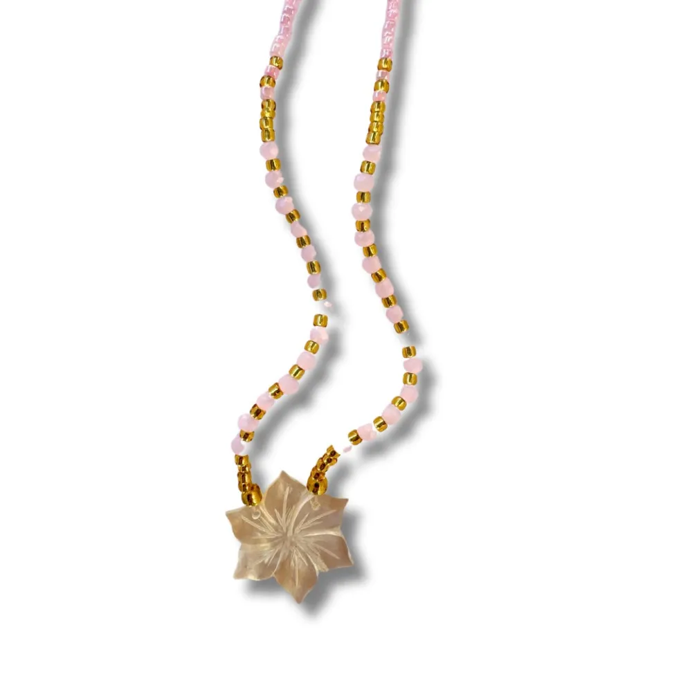 collana_fiore_madreperla__2.webp Collana Fiore madreperla e perline di vetro