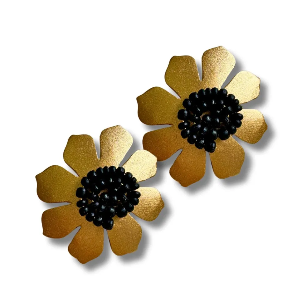 orecchini_a_lobo_blomma_m_0.webp Orecchini a lobo Blomma metallic