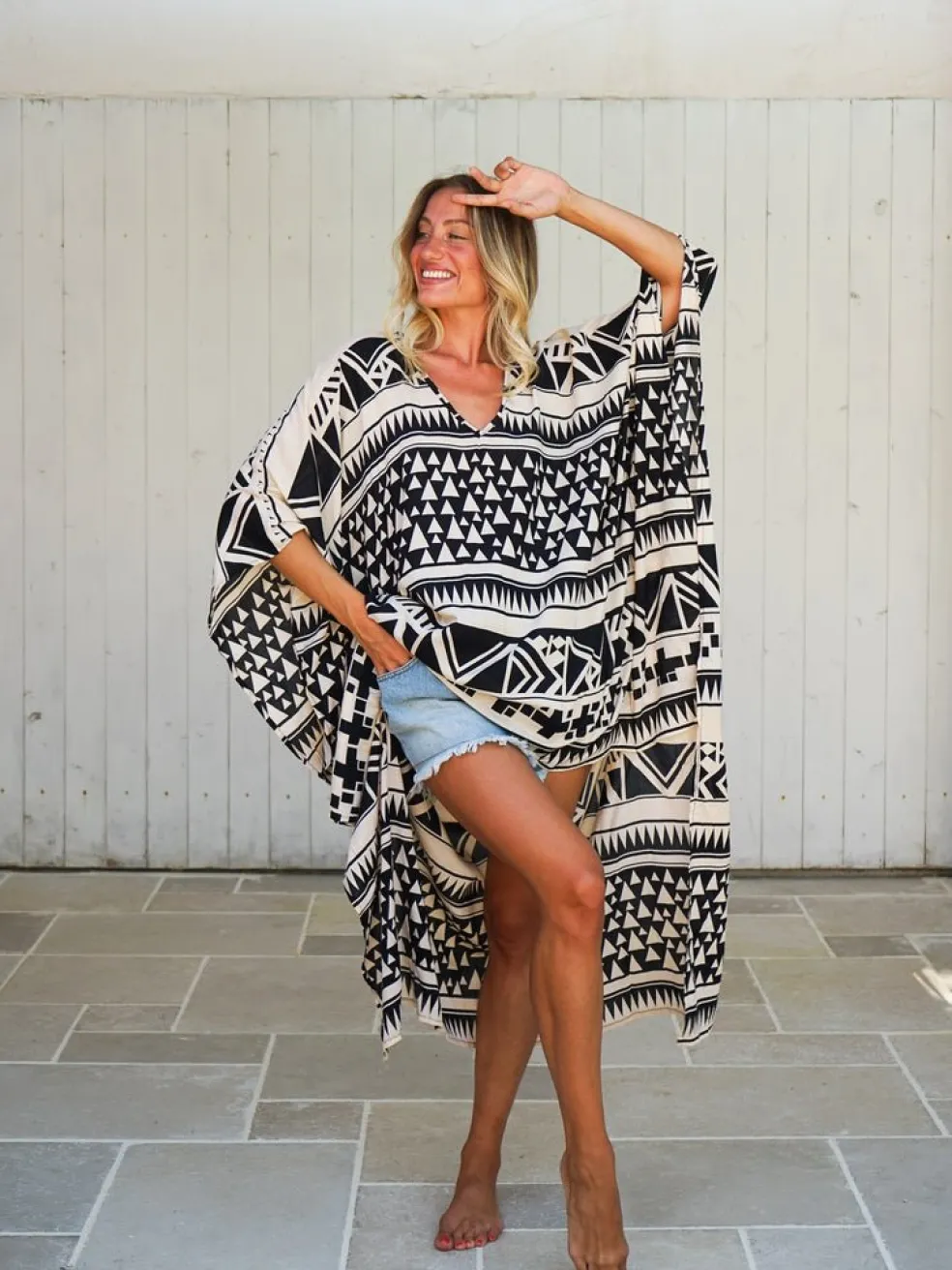 poncho_corto_davanti_lung_0.webp Poncho corto davanti lungo dietro rayon Lien