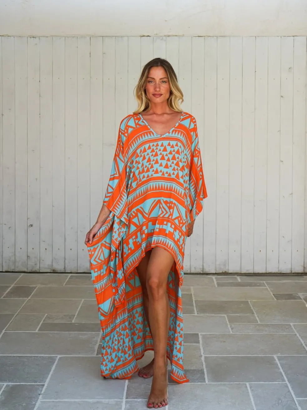 poncho_corto_davanti_lung_1.webp Poncho corto davanti lungo dietro rayon Lien