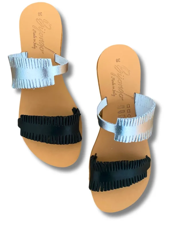 Sandalo in pelle nero e laminato argento Vitoria
