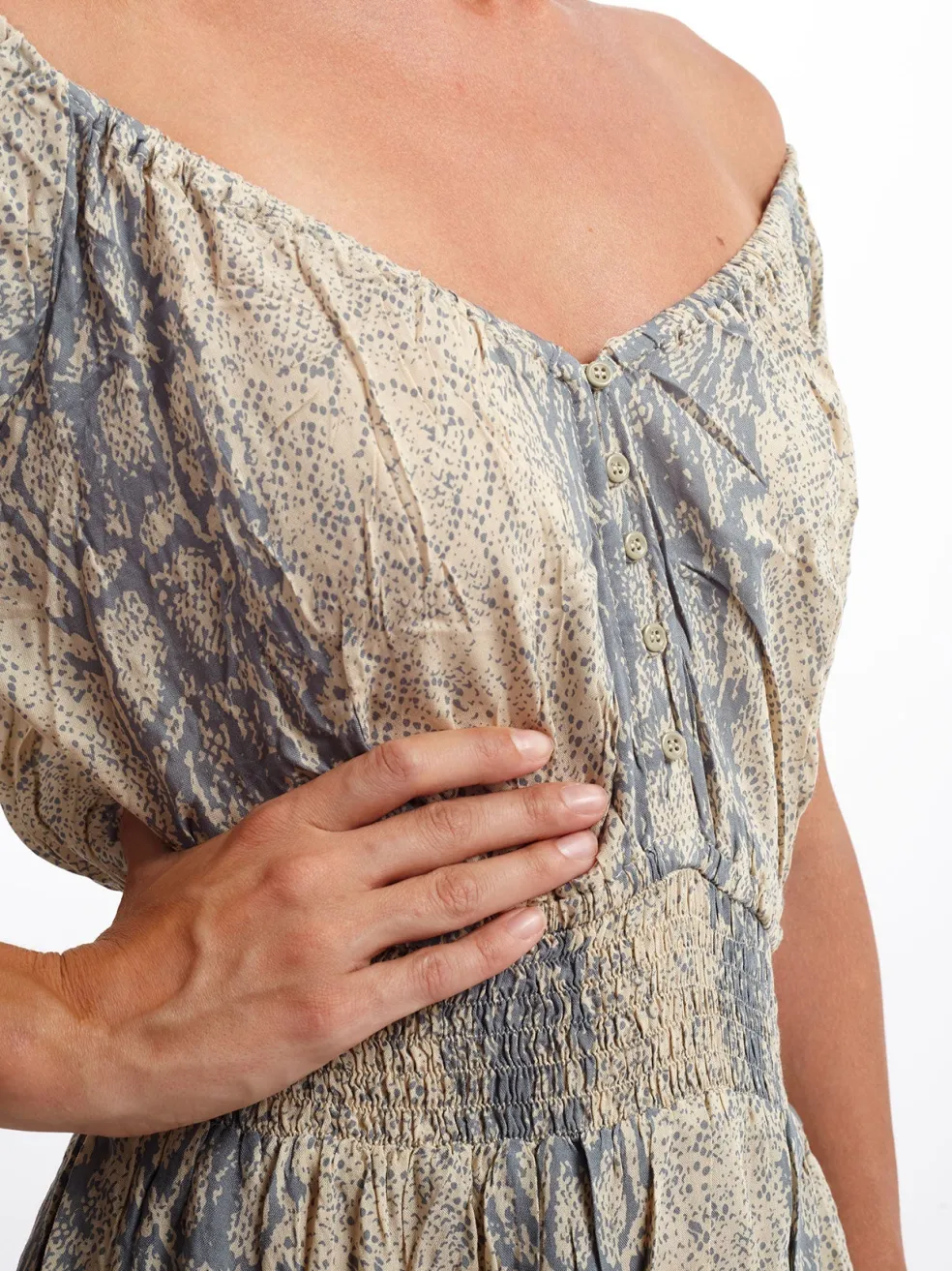 vestito_corto_scollo_bard_9.webp Vestito corto scollo bardot rayon Nerea
